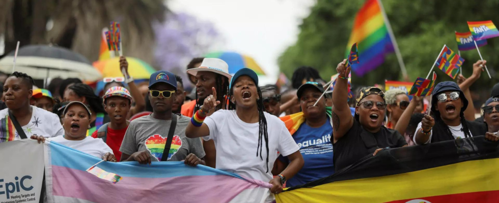 Suedafrika Johannesburg Pride marschiert fuer LGBTQ Ugander nach der Verabschiedung eines