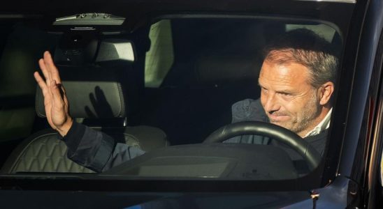 Trainer John van t Schip im Gespraech mit Ajax ueber