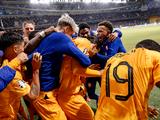 Oranje wint door late penalty in Griekenland en is bijna zeker van EK