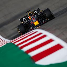 Verstappen bleibt nun innerhalb der Linie und holt sich die