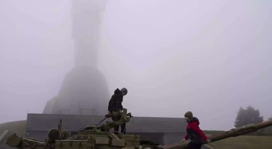 Winter Die Ukrainer bereiten Brennholz und Kerzen vor um sich