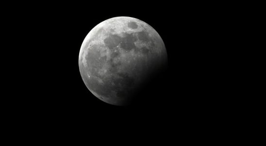 Wolkendecke verdeckt teilweise Sicht auf „Jaegermond in den Niederlanden