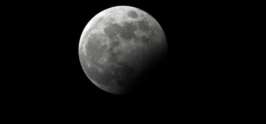 Wolkendecke verdeckt teilweise Sicht auf „Jaegermond in den Niederlanden