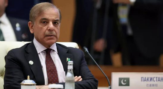 Wuetende Pakistaner greifen Fahrzeug des Ex Premierministers Shehbaz Sharif an und