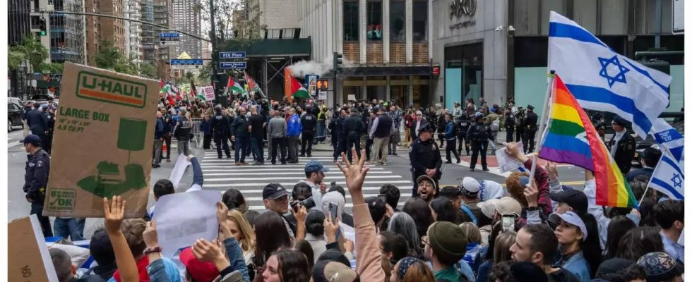 „Sie alle muessen jetzt sterben Pro palaestinensische Demonstranten stossen in New