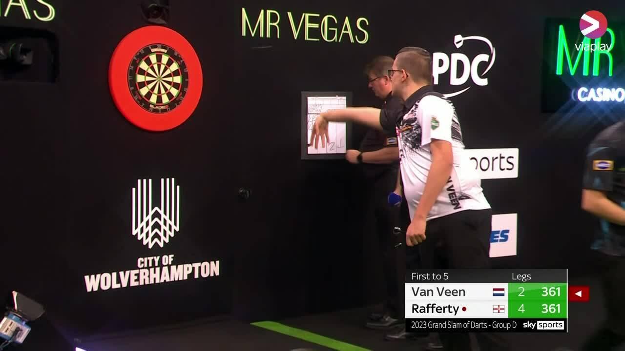 Beeld uit video: Van Veen onderuit tegen Rafferty bij Grand Slam of Darts