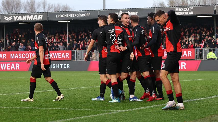 1699838617 569 Ajax unterlaeuft bei Almere City aufgrund eines Elfmeters in der