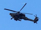 Apaches vliegen laag boven de regio