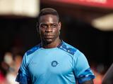 Balotelli helpt ploeg van Patrick Kluivert aan zege met eerste goals na terugkeer