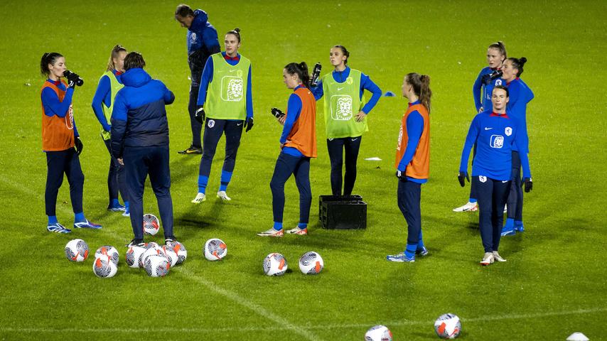 1701244220 235 Orangefarbene Frauen im Wembley Stadion „Streichholzschachtel mit Grasstueck weggenommen Fussball