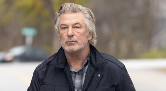 Alec Baldwin schwingt in durchgesickertem Rust Setmaterial Requisitenpistolen