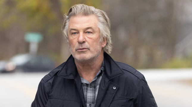 Alec Baldwin schwingt in durchgesickertem Rust Setmaterial Requisitenpistolen