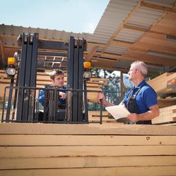 Arbeitnehmer im Holzhandel werden sich am Montag erneut fuer einen