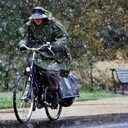 Bei Regen und nassem Schnee ist ein Regenschirm kein unnoetiger