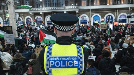 Britische Frauen wegen Protestplakaten nach Terrorismusgesetz angeklagt – World