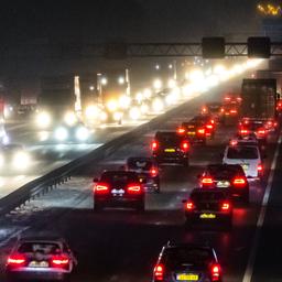 Der Verkehr muss auf rutschigen morgendlichen Berufsverkehr achten dann auf