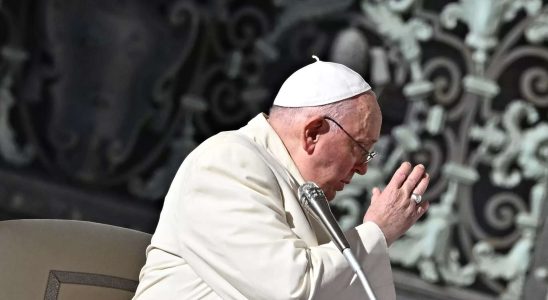 Der kraenkliche Papst Franziskus betet das Sonntagsgebet von zu Hause