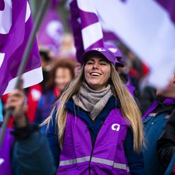 Die Loehne stiegen im Oktober stark um 82 Prozent aber