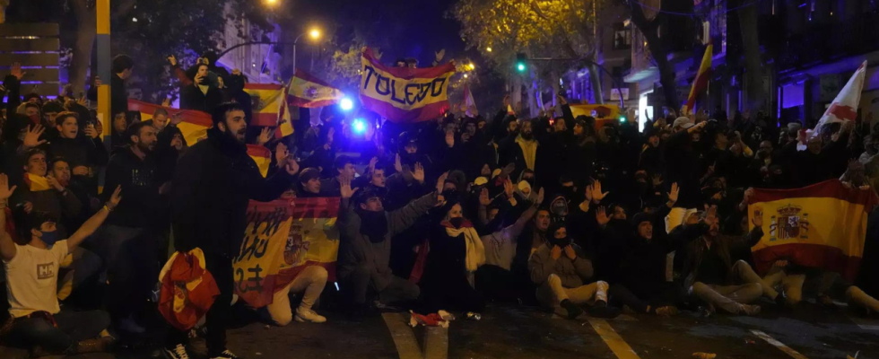 Die Proteste nehmen eine Wendung Die Proteste werden haesslich da