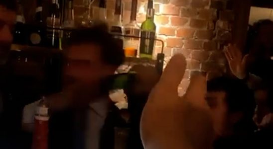 FVD Parteichef Baudet nach Flaschenangriff in Groninger Cafe ins Krankenhaus eingeliefert