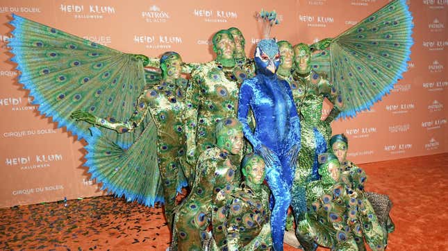 Heidi Klum hat sich zu Halloween als Mehrpersonen Pfau verkleidet