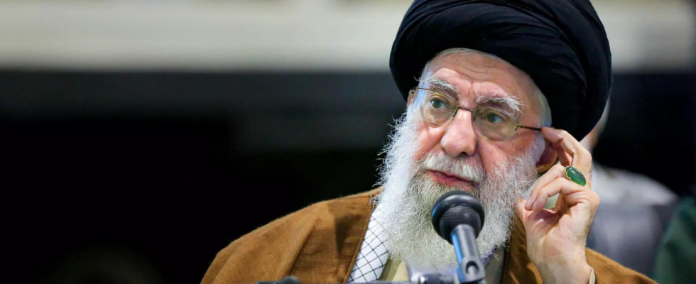 Irans Khamenei fordert muslimische Staaten auf ihre politischen Beziehungen zu