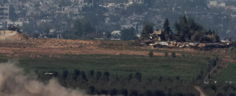 Israelischer Panzer am Tor des Hauptkrankenhauses in Gaza Mediziner plaedieren