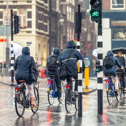 Kalter Wind und Hagelstuerme kommen Code Gelb in Kuestengebieten am