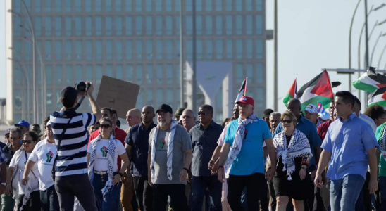 Marsch des kubanischen Praesidenten Tausende unter der Fuehrung des kubanischen