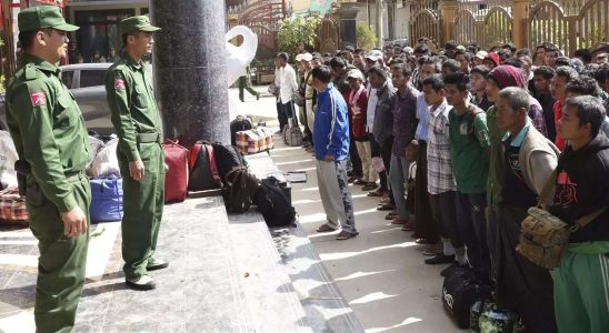 Myanmar Auslaender und Helfer wurden vor den Kaempfen in Myanmar