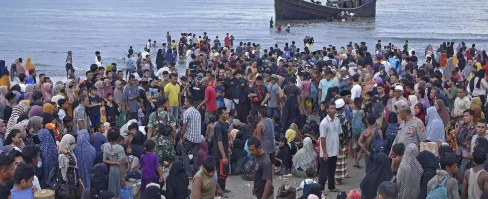 Nach hoellischen Bootsfahrten sind Rohingya Fluechtlinge in Indonesien nicht willkommen