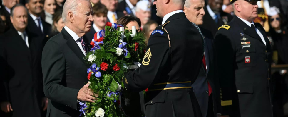 Naehrstoff Joe Biden „verwirrt bei Kranzniederlegung in Arlington