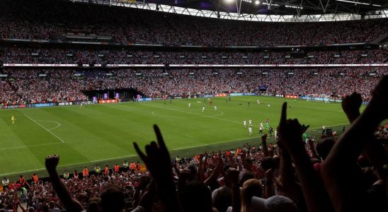 Orangefarbene Frauen im Wembley Stadion „Streichholzschachtel mit Grasstueck weggenommen Fussball