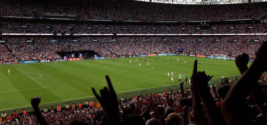 Orangefarbene Frauen im Wembley Stadion „Streichholzschachtel mit Grasstueck weggenommen Fussball