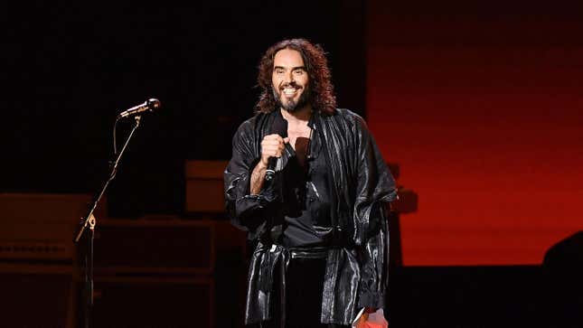 Russell Brand wurde wegen angeblicher Koerperverletzung am Set von „Arthur