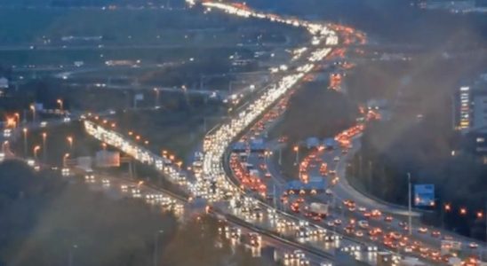 Schlechtes Wetter fuehrt am Dienstag zu deutlich geschaeftigerem Berufsverkehr am