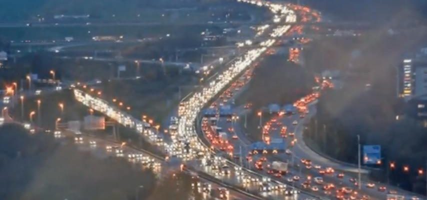 Schlechtes Wetter fuehrt am Dienstag zu deutlich geschaeftigerem Berufsverkehr am