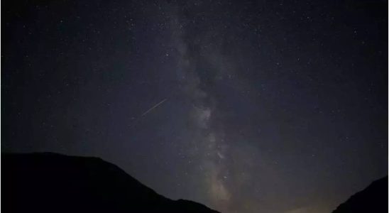 Sonnensturm Ein Sonnensturm laesst kuerbisfarbene Polarlichter den Himmel fuellen