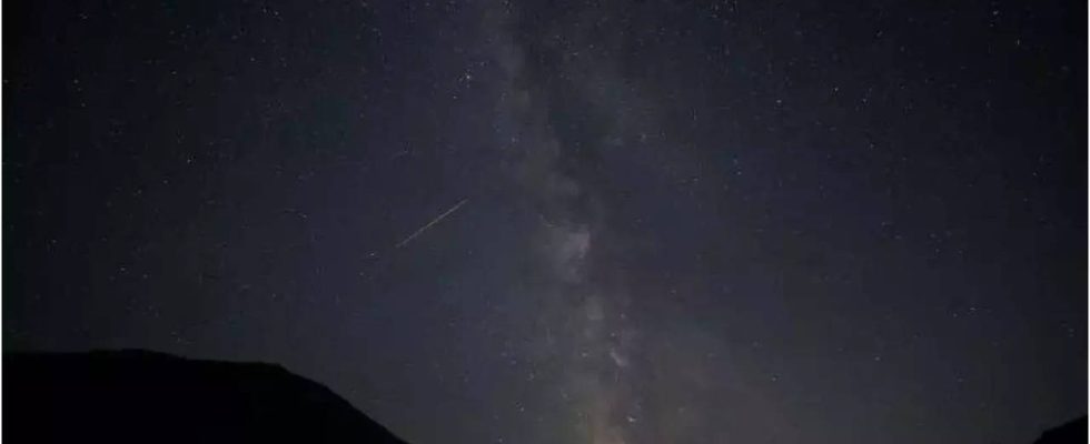 Sonnensturm Ein Sonnensturm laesst kuerbisfarbene Polarlichter den Himmel fuellen