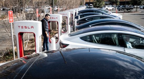 Tesla fuehrt vor der Urlaubsreisesaison Staupreise ein