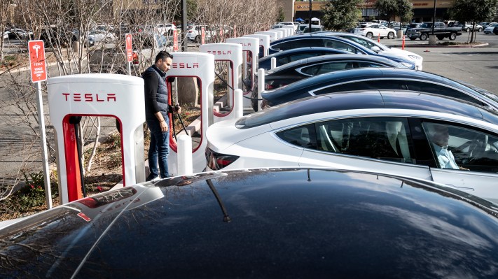 Tesla fuehrt vor der Urlaubsreisesaison Staupreise ein