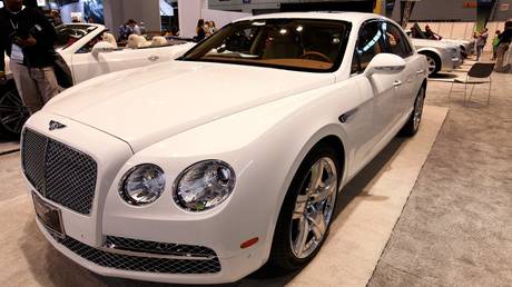 US Grenzkontrollpunkt von Bentley Supersportwagen zerstoert – Daily Mail – World