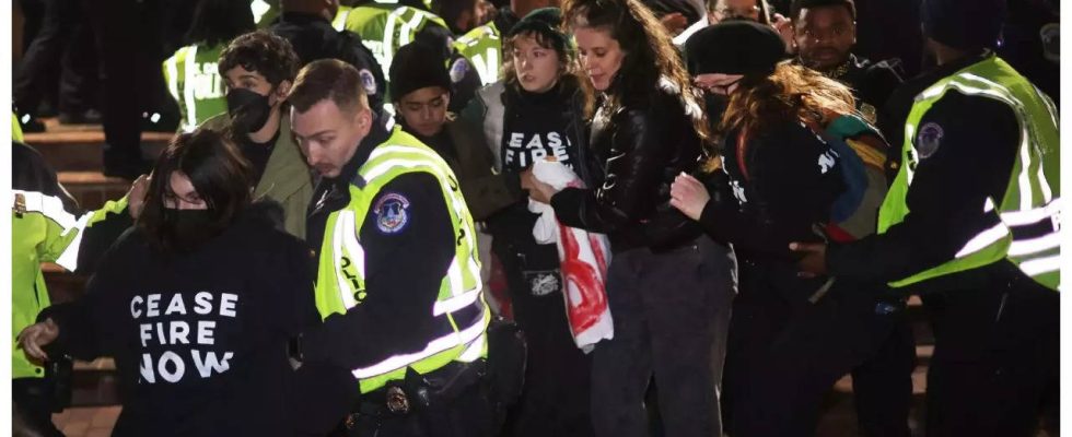 Vor dem Hauptquartier der Demokraten in Washington kommt es zu