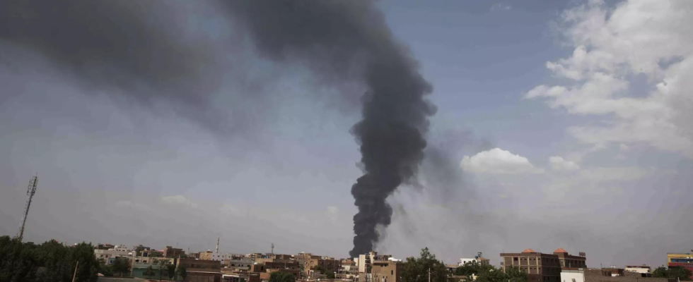 Waehrend sich die Kaempfe im Sudan verschaerfen liegen Leichen auf