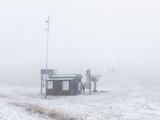 Wintersportler holen aufgrund des fruehen Schneefalls bereits ihre Skier aus