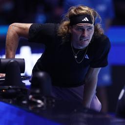 Zverev besiegt Alcaraz trotz Knoechelbeschwerden im ersten Spiel der ATP