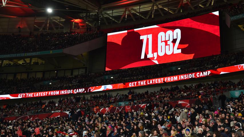 1701470479 15 Das niederlaendische Team uebergibt den Sieg im Wembley Stadion und erwartet