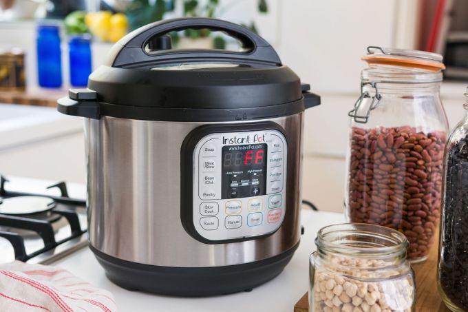 Ein Instant Pot steht auf einer Theke