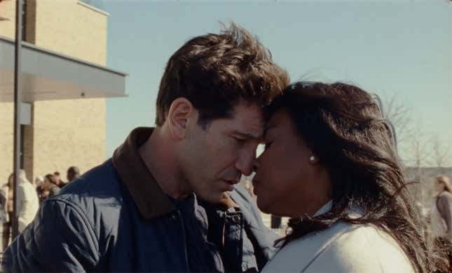 Jon Bernthal und Aunjanue Ellis-Taylor in Origin