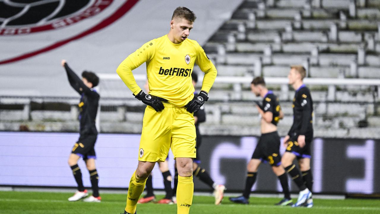 Beeld uit video: Antwerp-doelman Butez mist bal volledig en geeft doelpunt weg aan Anderlecht